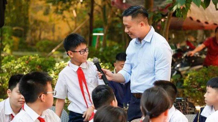 Nhà văn Nguyễn Trương Quý giao lưu với bạn đọc nhỏ tuổi trong dịp ra mắt sách "Dấu vân tay của phố". (Ảnh: NVCC)