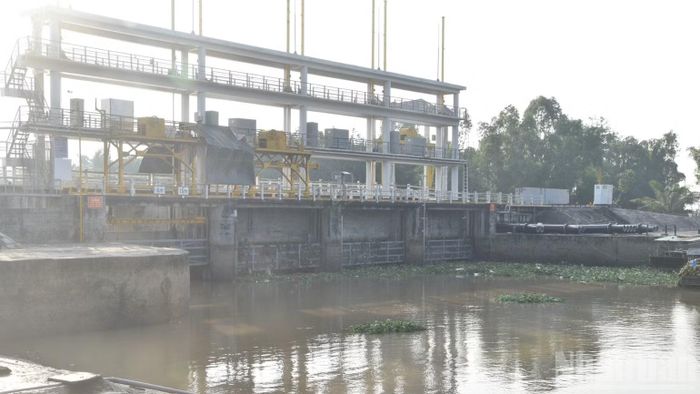 Đồng Tháp đầu tư nguồn kinh phí lớn cho hệ thống các cống ngăn mặn, trữ ngọt trên địa bàn. (Ảnh: NGUYỄN SỰ)