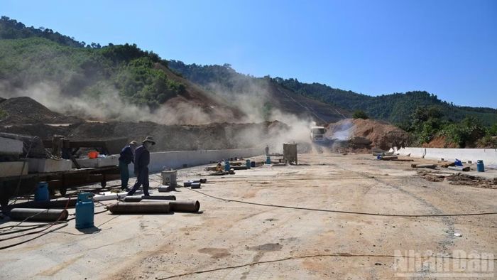Các đơn vị nhà thầu triển khai thi công hoàn thiện mặt cầu Thanh Mai thuộc dự án đường cao tốc Chợ Mới-Bắc Kạn. (Ảnh: HÀ NGHIỆP)