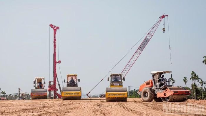 Các nhà thầu lớn trong lĩnh vực đầu tư xây lắp hạ tầng được Bộ Xây dựng yêu cầu huy động thêm nguồn lực tài chính, máy móc, nhân lực, đăng ký tăng sản lượng tại các gói thầu, dự án và chủ động hỗ trợ các đơn vị khác thực hiện nhiệm vụ. (Ảnh: HUY VŨ)