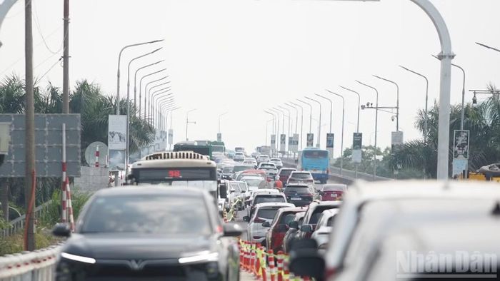 Các xe di chuyển chậm chạp lên tới hàng giờ khi qua cầu Thăng Long.