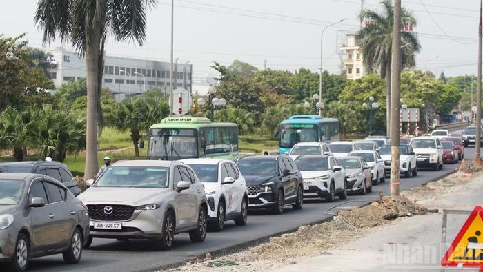 Việc điều chỉnh lại múi giờ thi công sang ban đêm được kỳ vọng giảm ùn tắc cục bộ đoạn đường qua cầu Thăng Long.