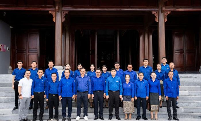 Đoàn đại biểu Trung ương Đoàn Thanh niên Nhân dân Cách mạng Lào chụp ảnh lưu niệm tại Khu lưu niệm Tổng Bí thư Lê Duẩn. (Ảnh: Tỉnh Đoàn Quảng Trị)