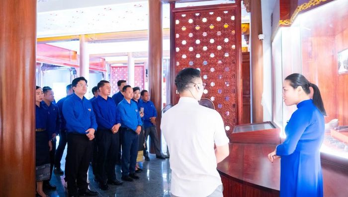 Đoàn đại biểu Trung ương Đoàn Thanh niên Nhân dân Cách mạng Lào đến dâng hoa, dâng hương tại Khu lưu niệm Tổng Bí thư Lê Duẩn. (Ảnh: Tỉnh Đoàn Quảng Trị)