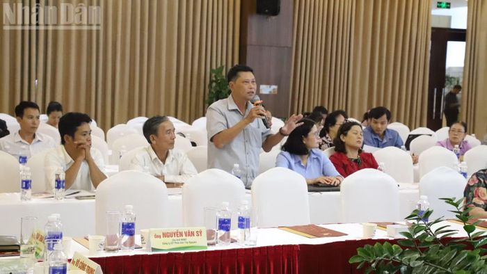 Người trồng sầu riêng trao đổi tại diễn đàn. (Ảnh: CÔNG LÝ)