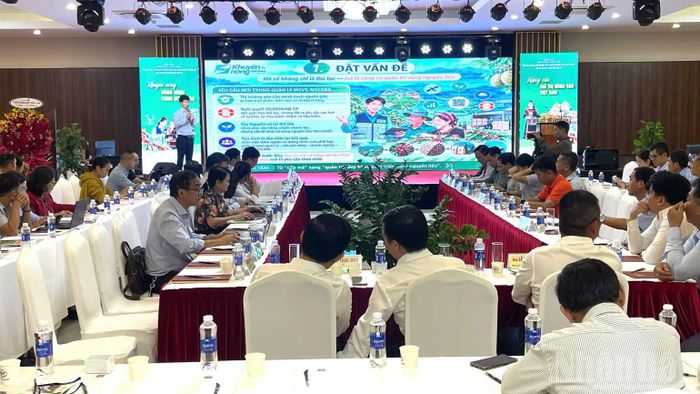 Đại diện Trung tâm Khuyến nông quốc gia trình bày đề dẫn tại diễn đàn. (Ảnh: CÔNG LÝ)