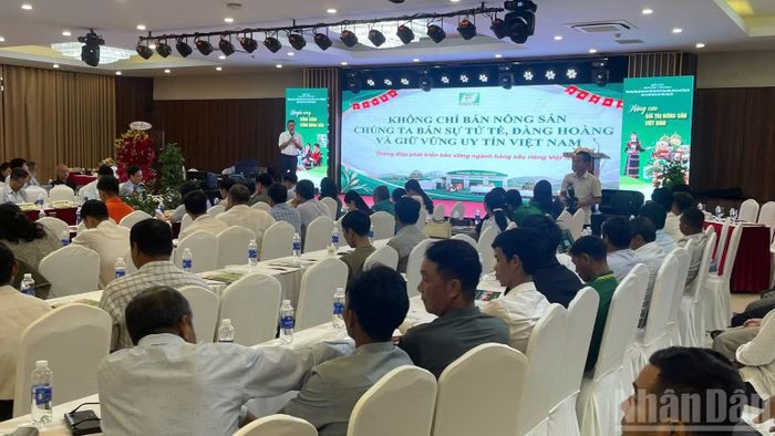 Các doanh nghiệp trình bày tham luận tại diễn đàn. (Ảnh: CÔNG LÝ)