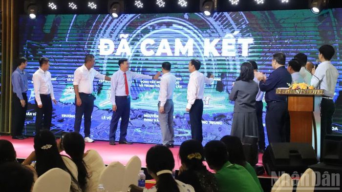 Các đơn vị, doanh nghiệp cam kết phát triển vùng nguyên liệu. (Ảnh: CÔNG LÝ)
