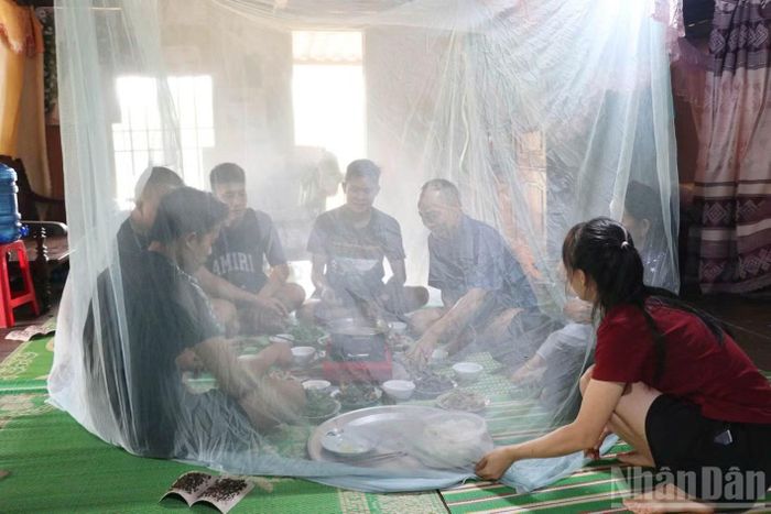 Người dân thôn Cốc Pảng, xã Du Già nhiều hôm phải mắc màn để ăn cơm. (Ảnh: KHÁNH TOÀN)