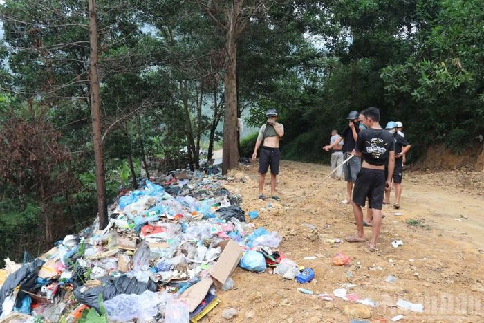 Trước tình trạng ô nhiễm từ bãi rác, người dân địa phương đã phản ánh đến chính quyền xã Du Già. (Ảnh: KHÁNH TOÀN)
