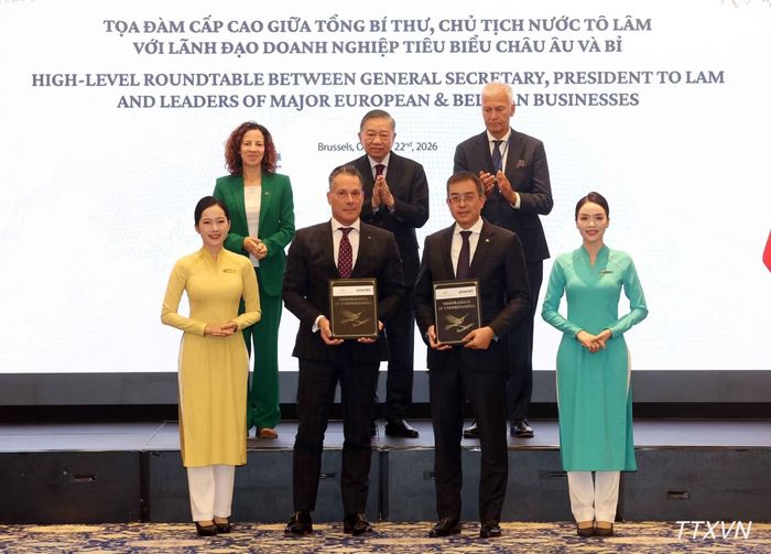  Tổng Bí thư, Chủ tịch nước Tô Lâm chứng kiến trao thỏa thuận hợp tác giữa các doanh nghiệp﻿. (Ảnh: TTXVN) 