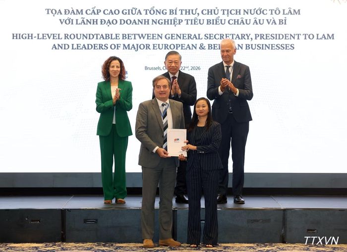 Tổng Bí thư, Chủ tịch nước Tô Lâm chứng kiến trao thỏa thuận hợp tác giữa các doanh nghiệp. (Ảnh: TTXVN)
