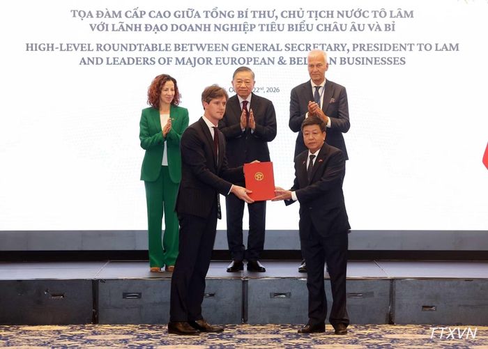 Tổng Bí thư, Chủ tịch nước Tô Lâm chứng kiến trao thỏa thuận hợp tác giữa các doanh nghiệp. (Ảnh: TTXVN)