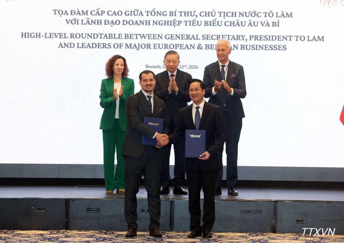 Tổng Bí thư, Chủ tịch nước Tô Lâm chứng kiến trao thỏa thuận hợp tác giữa các doanh nghiệp. (Ảnh: TTXVN)