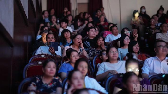 Khán phòng chật kín khi các đêm diễn nghệ thuật truyền thống được tổ chức. (Ảnh: GIANG NAM)