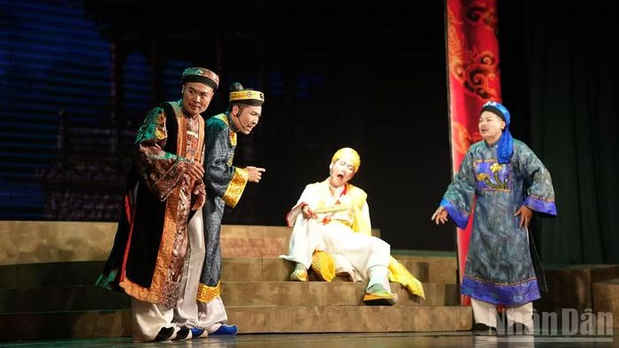 Vở chèo "Đạo học" đánh dấu thành công của nghệ thuật truyền thống trong chinh phục khán giả. (Ảnh: GIANG NAM)