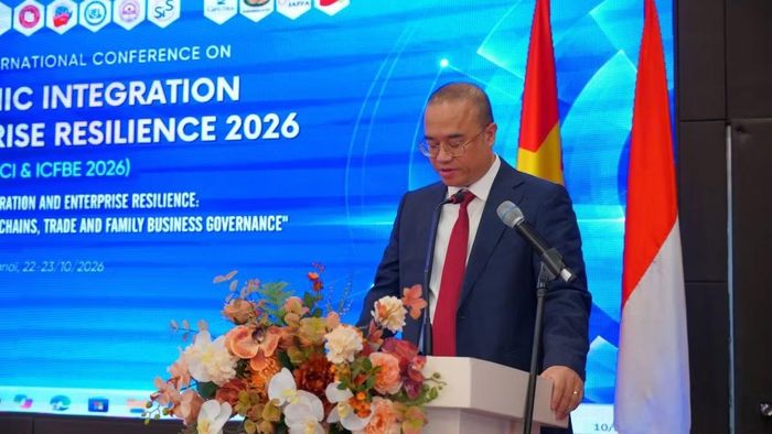 Phó Giáo sư, Tiến sĩ Nguyễn Trúc Lê, Hiệu trưởng Trường đại học Kinh tế, Đại học Quốc gia Hà Nội phát biểu. (Ảnh: PV)