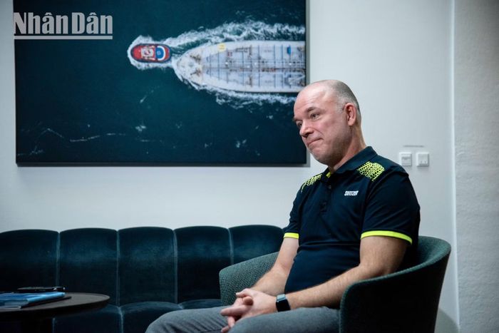 Ông Jakob Diemer, Giám đốc Công nghệ của Svitzer, giới thiệu hệ thống khối pin sạc và động cơ điện hiện đại trên tàu kéo. (Ảnh: MINH DUY)