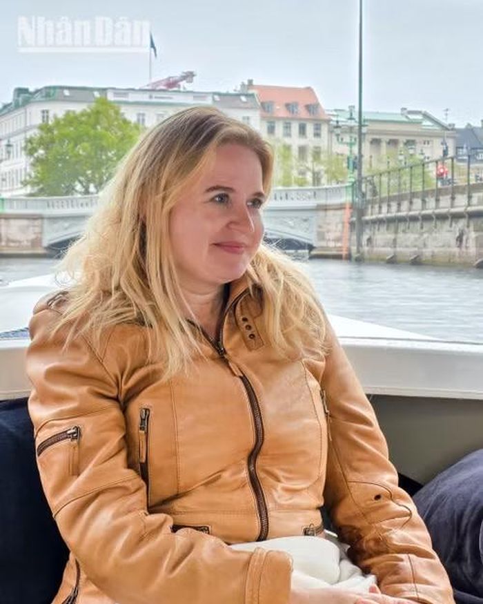 Bà Monica Magnussen, Trưởng phòng Đối ngoại thuộc Sở Khí hậu và phát triển đô thị Thành phố Copenhagen, trình bày về Chiến lược Khí hậu 2035. (Ảnh: MINH DUY)