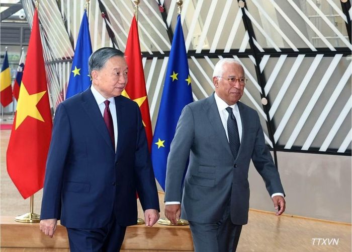 Chủ tịch Hội đồng châu Âu Antonio Costa đón Tổng Bí thư, Chủ tịch nước Tô Lâm. (Ảnh: TTXVN)