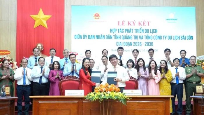 Chủ tịch Ủy ban nhân dân tỉnh Quảng Trị Bùi Hoàng Phương và Chủ tịch Hội đồng thành viên Saigontourist Nguyễn Thị Ánh Hoa ký biên bản hợp tác. (Ảnh: HG)