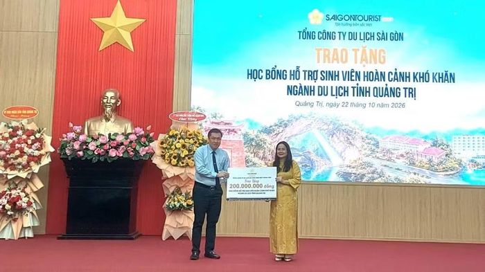 Trao tặng học bổng hỗ trợ sinh viên hoàn cảnh khó khăn ngành du lịch tỉnh Quảng Trị. (Ảnh: HG)