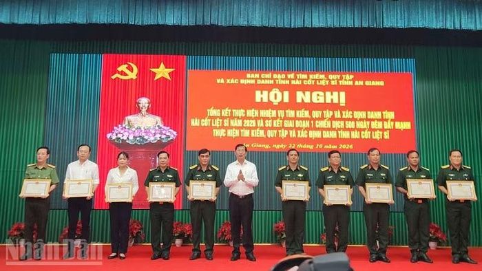Phó Chủ tịch Ủy ban nhân dân tỉnh An Giang Lê Văn Phước trao bằng khen cho các tập thể, cá nhân có thành tích xuất sắc trong giai đoạn 1 “Chiến dịch 500 ngày đêm đẩy mạnh thực hiện tìm kiếm, quy tập và xác định danh tính hài cốt liệt sĩ”. (Ảnh: QUỐC TRINH)