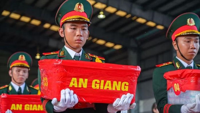 Tỉnh An Giang đưa mẫu hài cốt liệt sĩ giám định ADN. (Ảnh: PHƯƠNG VŨ)