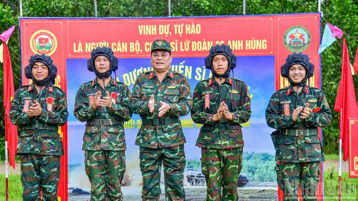 Đại tá Phùng Bá Hợp, Trưởng phòng Tăng-Thiết giáp, tặng hoa chúc mừng kíp xe đạt kết quả bắn giỏi.
