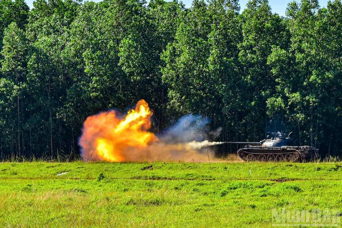 Xe tăng khai hỏa tiêu diệt mục tiêu, thể hiện trình độ kỹ thuật và khả năng hiệp đồng của kíp xe.