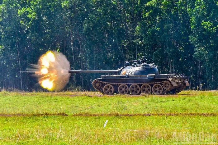 Cán bộ, chiến sĩ thực hành đưa đạn vào xe tăng, chuẩn bị cho nội dung kiểm tra bắn đạn thật.
