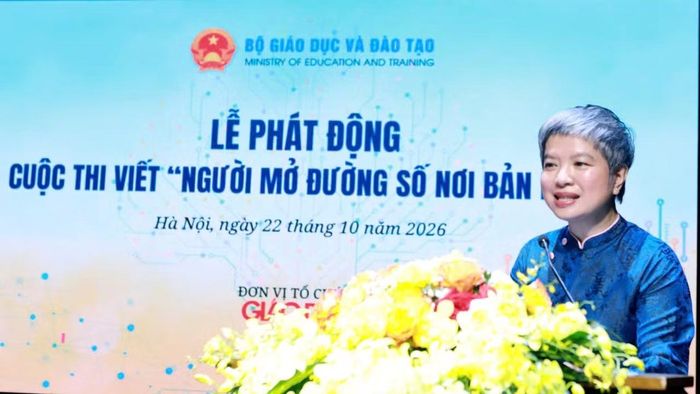 Nhà báo Dương Thanh Hương, Phó Tổng Biên tập Báo Giáo dục và Thời đại thông tin về thể lệ cuộc thi. (Ảnh: Ban tổ chức)