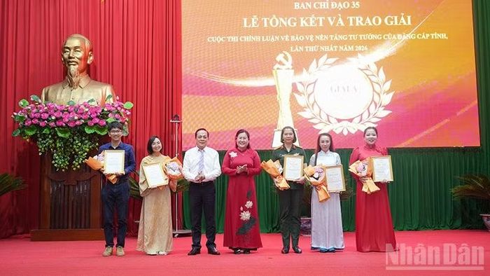 Đại diện nhóm tác giả, các tác giả đoạt giải A các thể loại được biểu dương, khen thưởng tại buổi lễ trao giải. (Ảnh: MINH KHỞI)