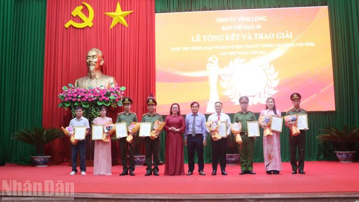 Các tác giả, đại diện nhóm tác giả đoạt giải B được biểu dương, khen thưởng tại buổi lễ. (Ảnh: MINH KHỞI)