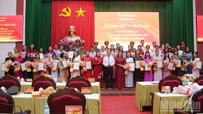 Các tác giả, nhóm tác giả đạt giải chụp ảnh lưu niệm cùng các đồng chí lãnh đạo Tỉnh ủy, Ủy ban nhân dân tỉnh Vĩnh Long. (Ảnh: MINH KHỞI)