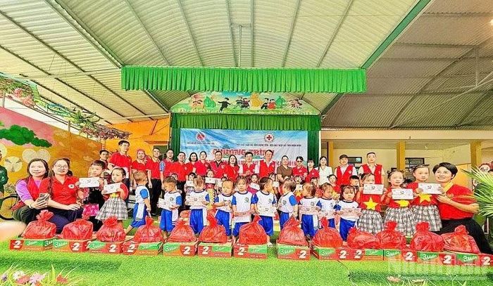 Đại diện các đơn vị tài trợ trao quà cho các em học sinh tại phân hiệu Na Ư. (Ảnh: LÊ LAN)
