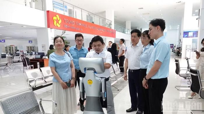 Đoàn công tác kiểm tra công tác cải cách hành chính tại Trung tâm Phục vụ hành chính công tỉnh Đồng Tháp. (Ảnh: NGUYỄN SỰ)
