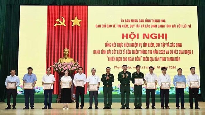 Bộ Chỉ huy Quân sự tỉnh Thanh Hóa tặng Giấy khen cho các tập thể, cá nhân có thành tích trong triển khai, tìm kiếm, quy tập, xác định danh tính hài cốt liệt sĩ. (Ảnh: Bộ Chỉ huy Quân sự tỉnh Thanh Hóa)