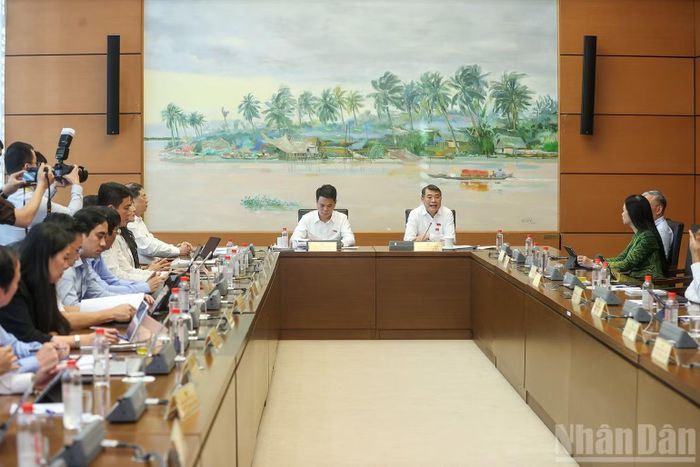 Quang cảnh phiên thảo luận ở Tổ 3. (Ảnh: DUY LINH)