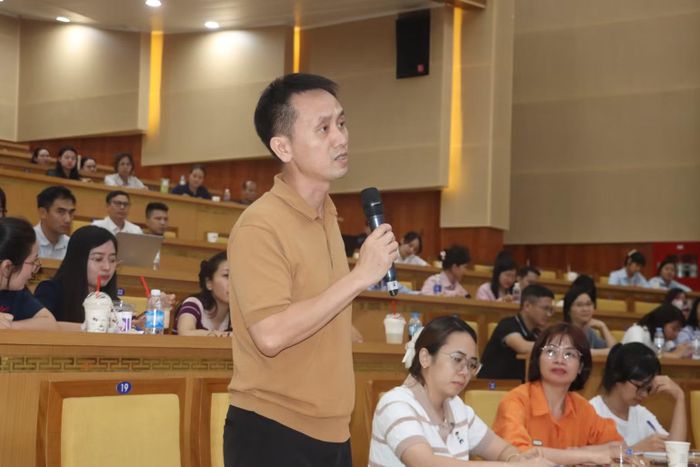 Đại diện doanh nghiệp chế xuất trao đổi, nêu vướng mắc tại hội nghị.