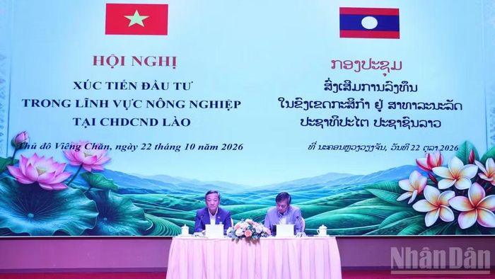 Đại sứ Nguyễn Minh Tâm và Thứ trưởng Nông nghiệp và Môi trường Lào Xaynakhone Inthavong đồng chủ trì hội nghị. (Ảnh: DUY TOÀN)