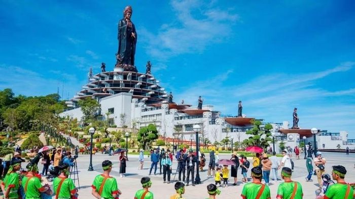 Biểu diễn Skô Chhay dăm trên núi Bà Đen phục vụ du khách. (Ảnh: MINH ANH)