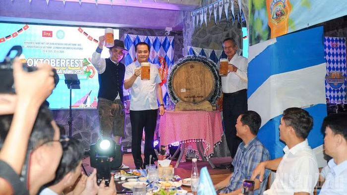 Các đại biểu thực hiện nghi thức khai mạc. (Ảnh: CÔNG VINH)