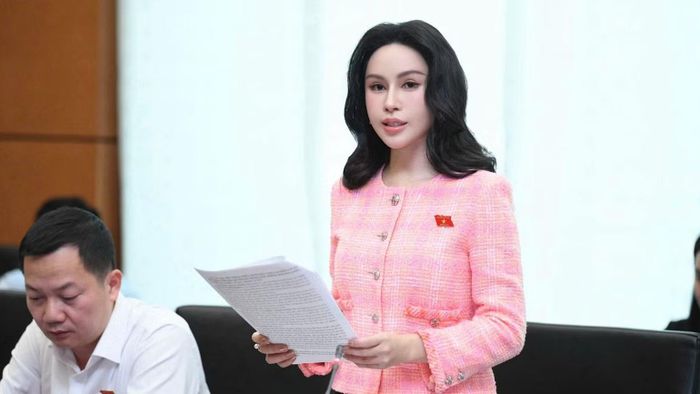Đại biểu Lê Nữ Thùy Dương (Đoàn Thành phố Đồng Nai) phát biểu tại tổ. (Ảnh: TL)