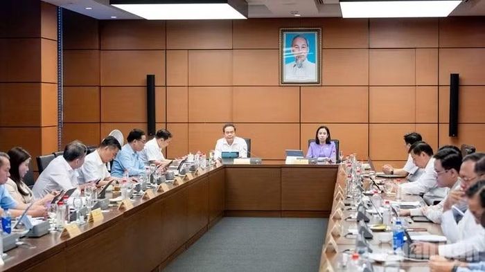 Đại biểu Quốc hội thảo luận tại Tổ về dự án Luật Kinh doanh bất động sản (sửa đổi). (Ảnh: DUY LINH)