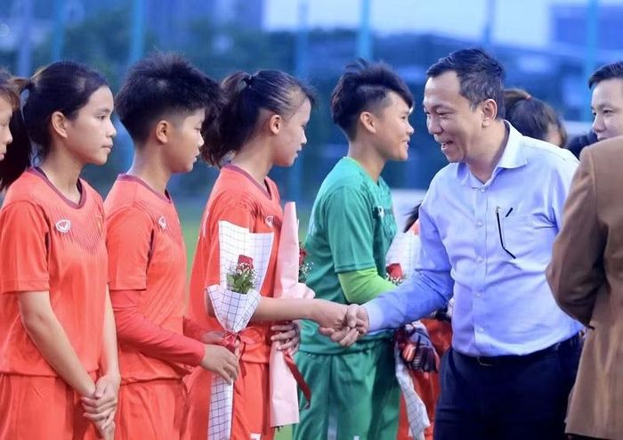 Chủ tịch VFF Trần Quốc Tuấn tặng hoa cho các cầu thủ nữ trẻ. (Ảnh: VFF)