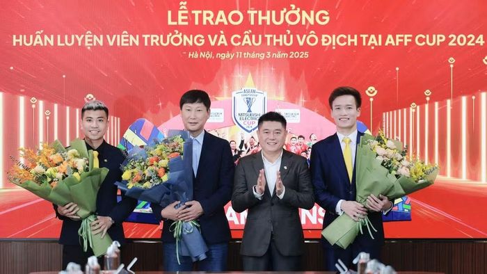 Ông Nguyễn Đức Thụy (thứ hai từ phải sang) đại diện LP Bank trao thưởng cho Huấn luyện viên trưởng và cầu thủ đội tuyển Việt Nam vô địch AFF Cup 2024. (Ảnh: LP Bank)