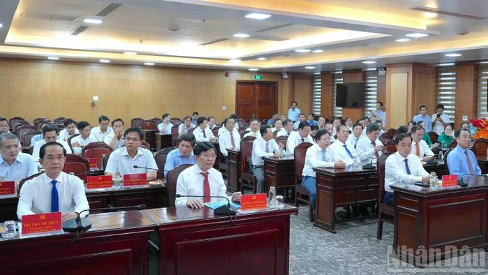 Quang cảnh hội nghị dưới sự chủ trì của các đồng chí Thường trực Tỉnh ủy Cà Mau. (Ảnh: HỮU TÙNG)