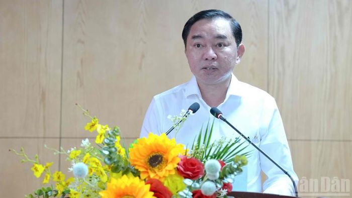 Trưởng Ban Tổ chức Tỉnh ủy Cà Mau Phan Thanh Duy công bố các quyết định của Ban Thường vụ Tỉnh ủy Cà Mau về việc điều động, bổ nhiệm, luân chuyển cán bộ. (Ảnh: HỮU TÙNG)
