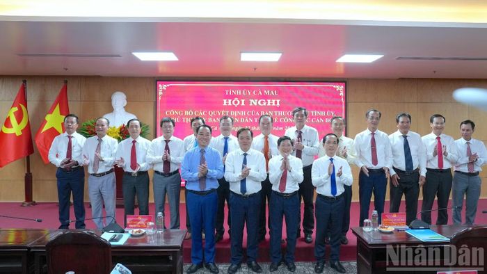 Các đồng chí Thường trực Tỉnh ủy Cà Mau chụp ảnh lưu niệm với các cán bộ chủ chốt nhận quyết định điều động, bổ nhiệm, luân chuyển tại hội nghị. (Ảnh: HỮU TÙNG)